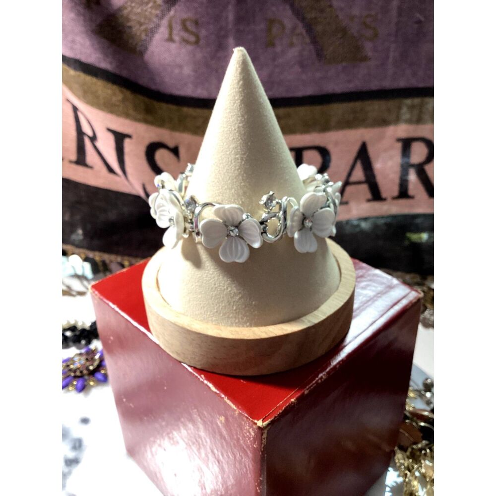 Vintage Lisner White Dogwood Blossom and Silver Bracelet